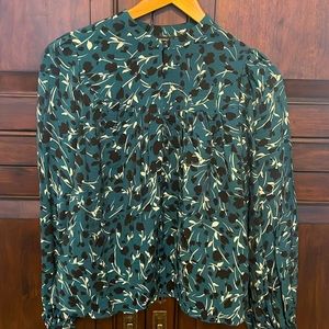 Who What Wear covered button top. So cute! 💚🖤